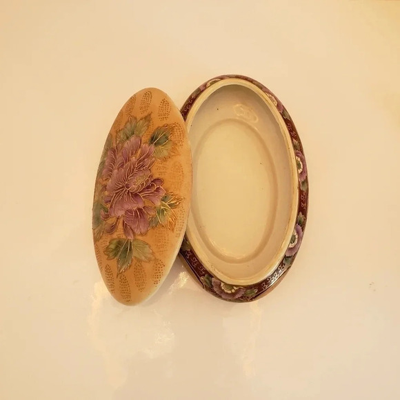 Vintage Oval  Handpainted Porcelain Jewelry Dish with Lid. - Picture 6 of 8